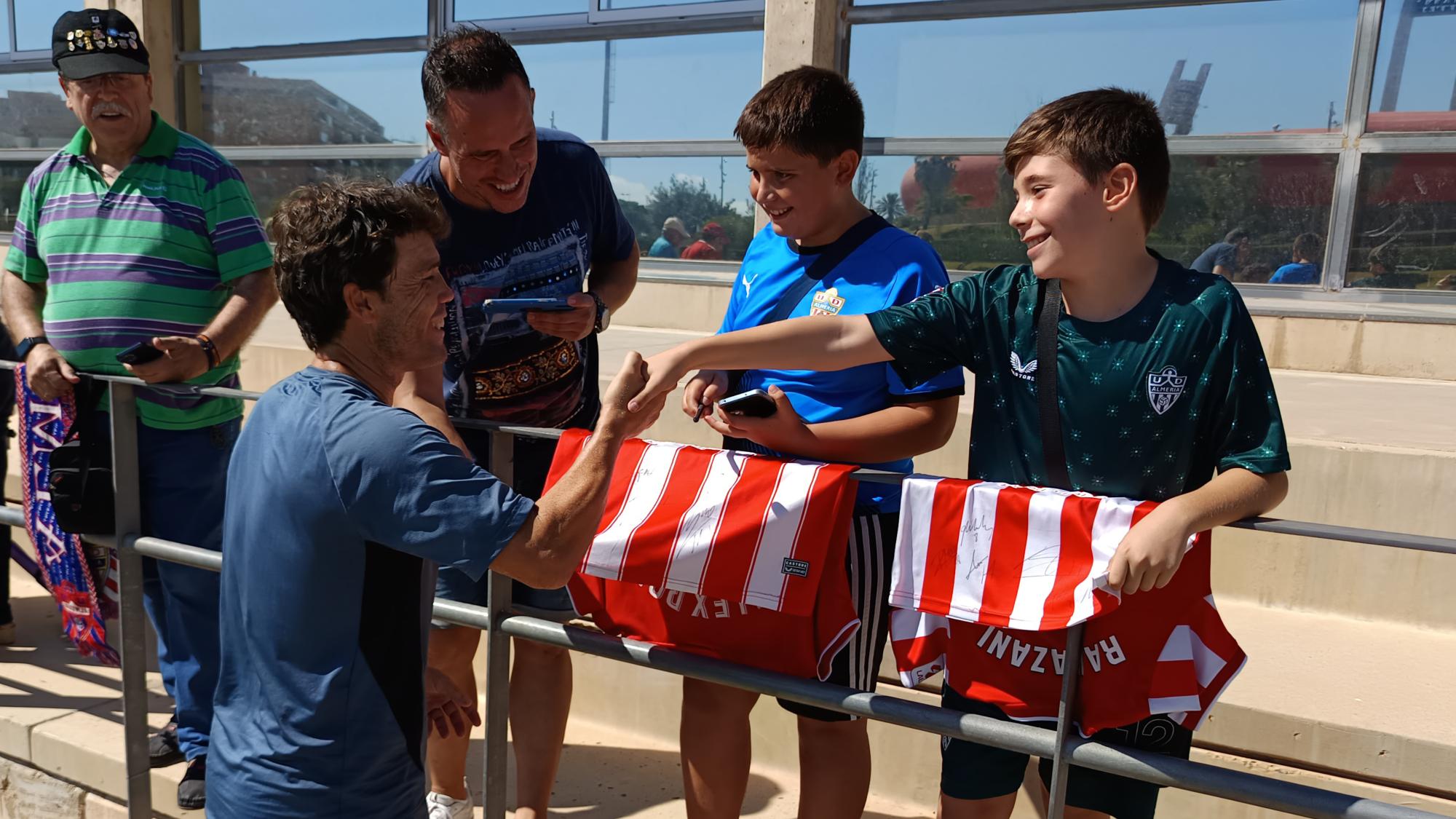 Rubi firmando camisetas a los aficionados que fueron al entrenamiento.