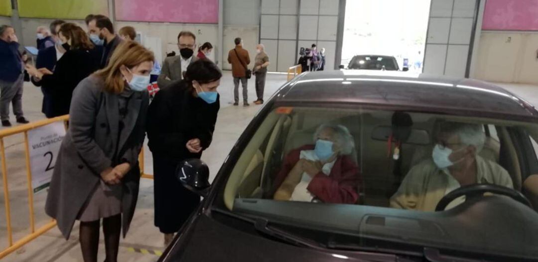Las delegadas de Salud y del Gobierno de la Junta en Jaén, Trinidad Rus y Maribel Lozano, conversan con una de las mayores vacunadas en el Jaén Arena.