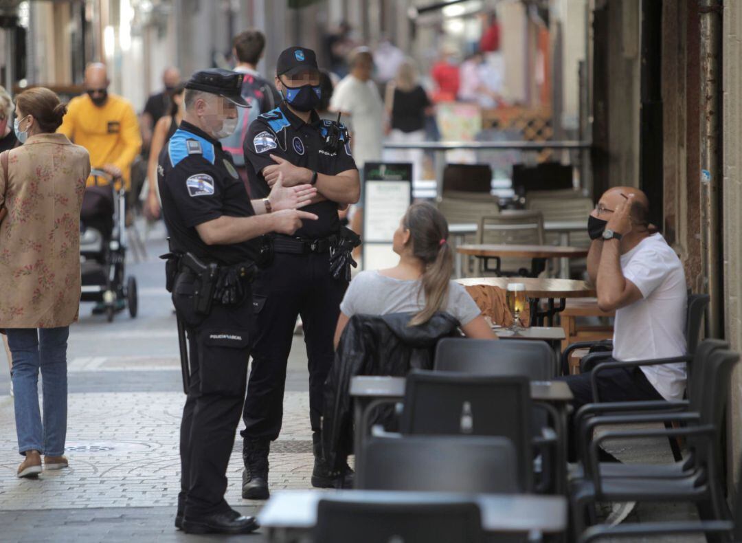 Galicia se ha convertido en la primera comunidad en implantar la prohibición de fumar cuando no se pueda garantizar la distancia de seguridad de dos metros