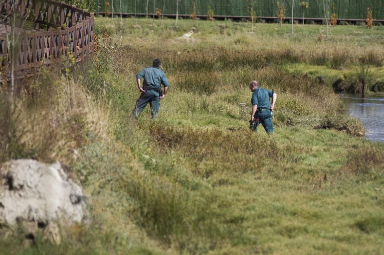 Agentes de la Guardia Civil, Protección Civil y Policía Local peninan la zona próxima al domicilio de Diana Maria Quer, desaparecida hace tres días en Pobra do Caramiñal que fue vista por última vez cuando regresaba de una fiesta el pasado lunes 22 de ago