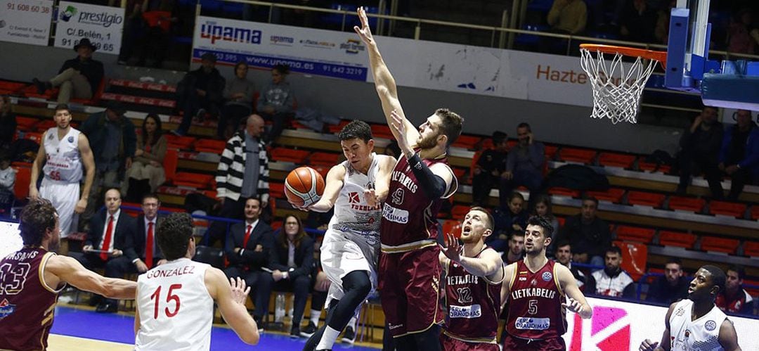 Pako Cruz entra a canasta ante la oposición del lituano Mindaugas Kupsas en el partido disputado en el Pabellón &#039;Fernando Martín&#039;. El mexicano terminó con 26 puntos y ha promediado 13 por partido siendo el máximo anotador fuenlabreño en la competición.