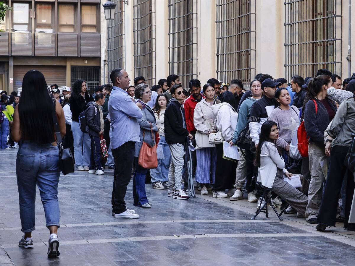 Cáritas y CCOO apuntan a una progresiva normalización tras el inicio convulso de la regularización