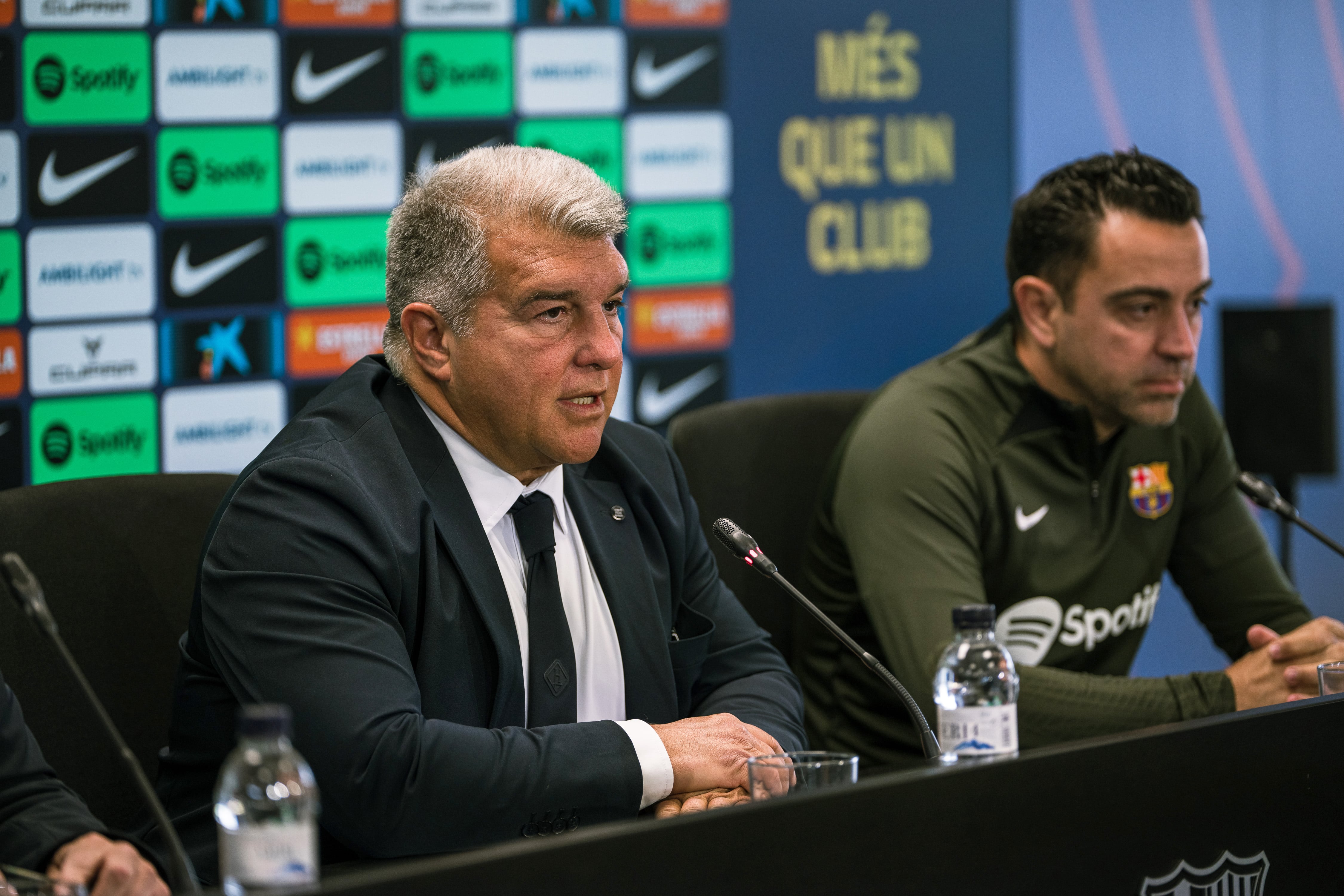 Joan Laporta y Xavi Hernández.