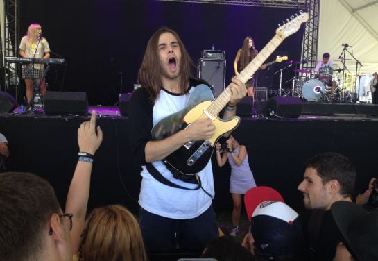 El guitarrista de Belako no tardó ni media canción en bajar a tocar delante del público.