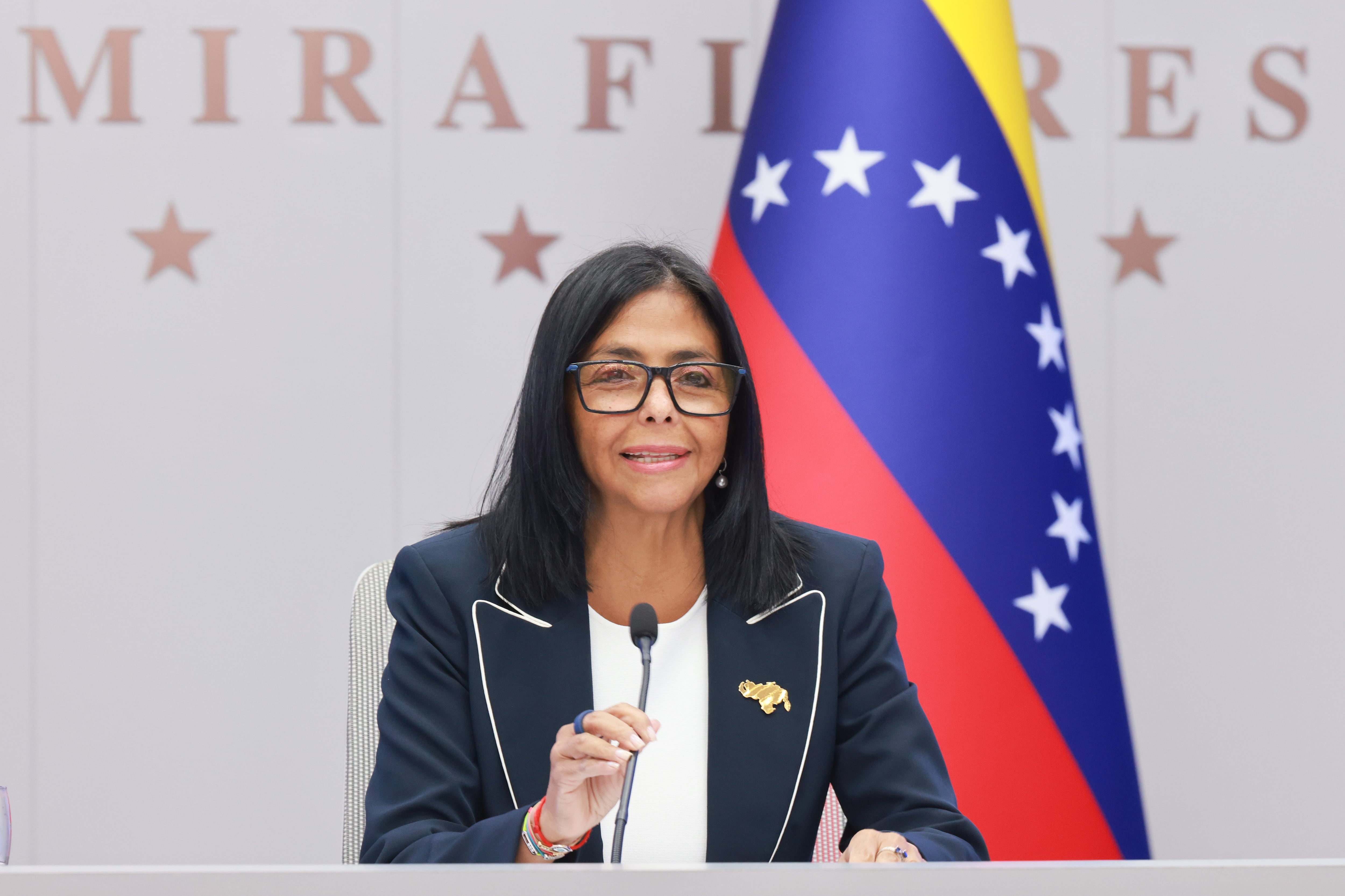 Fotografía cedida por el Palacio de Miraflores que muestra a la presidenta encargada de Venezuela, Delcy Rodríguez, hablando en una videoconferencia durante el foro FII Priority Miami