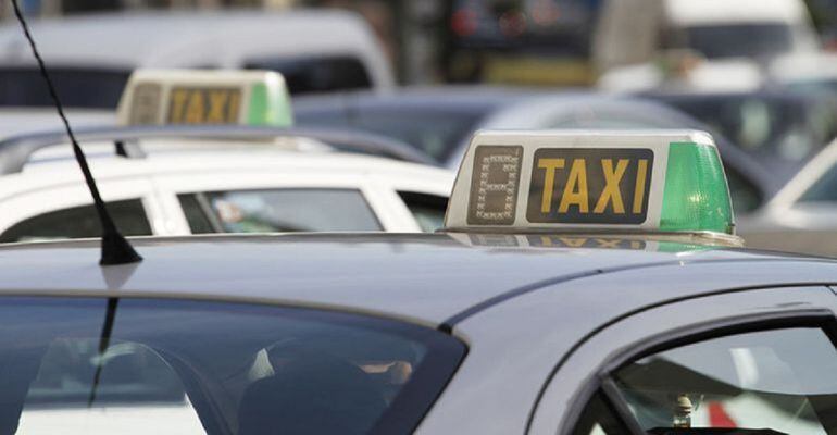 Varios coches de taxis.