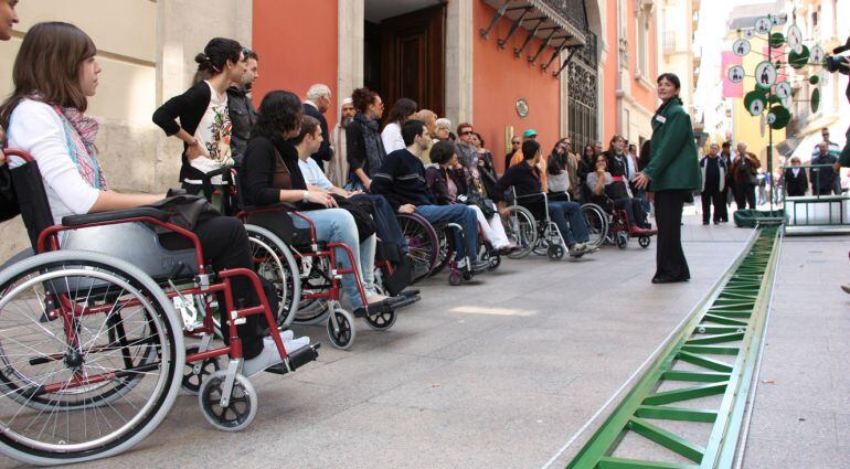 La companyia Fadunito va dur al carrer temps enrere a Lleida un espectacle per conscienciar de l'accessibilitat a l'espai públic