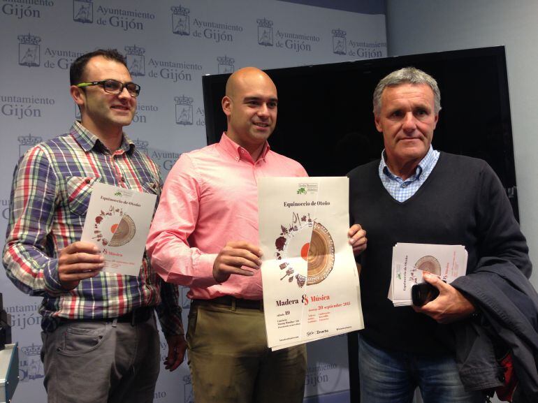 El concejal Jesús Martínez Salvador, en el centro de la foto, en la presentación de la fiesta del Equinoccio de Otoño 