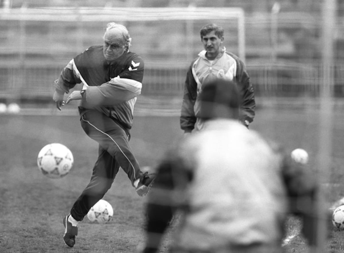 Alfredo di Stéfano dirigiendo el entrenamiento de los jugadores blancos en las instalaciones de la Ciudad Deportiva del club