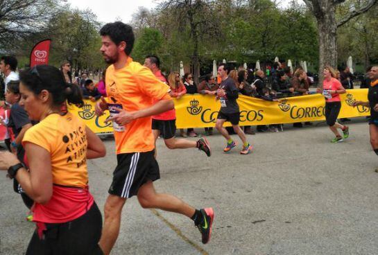 Uno de los participantes de la media Maratón de Madrid del pasado domingo 3 de abril con la camiseta de SER Aventureros en el momento de cruzar la meta.