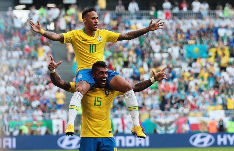 Paulinho celebra con Neymar un gol de Brasil