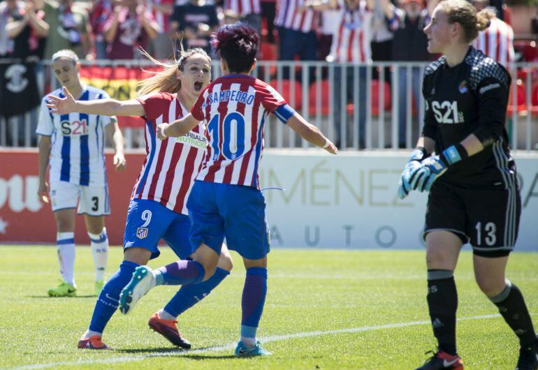 Amanda Sampedro celebra el segundo gol de su equipo ante la Real Sociedad