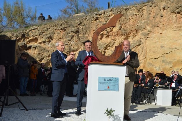 Antonio Montilla, Lope Ruiz y Antonio Ruiz, descubriendo la escultura que recuerda a las personas que emigraron de Iznájar