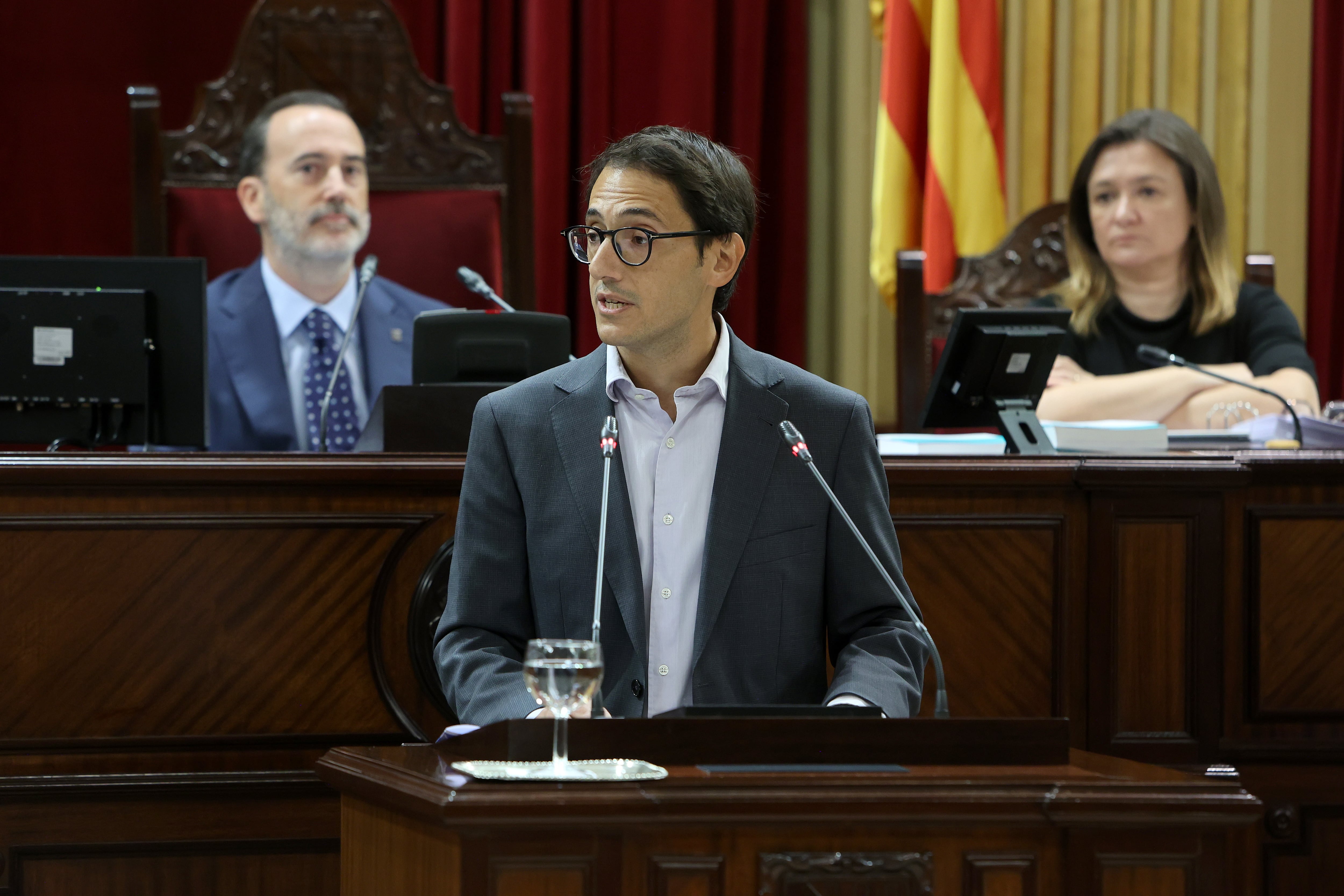 Iago Negueruela en su intervención en el Debate de Política General en el Parlament