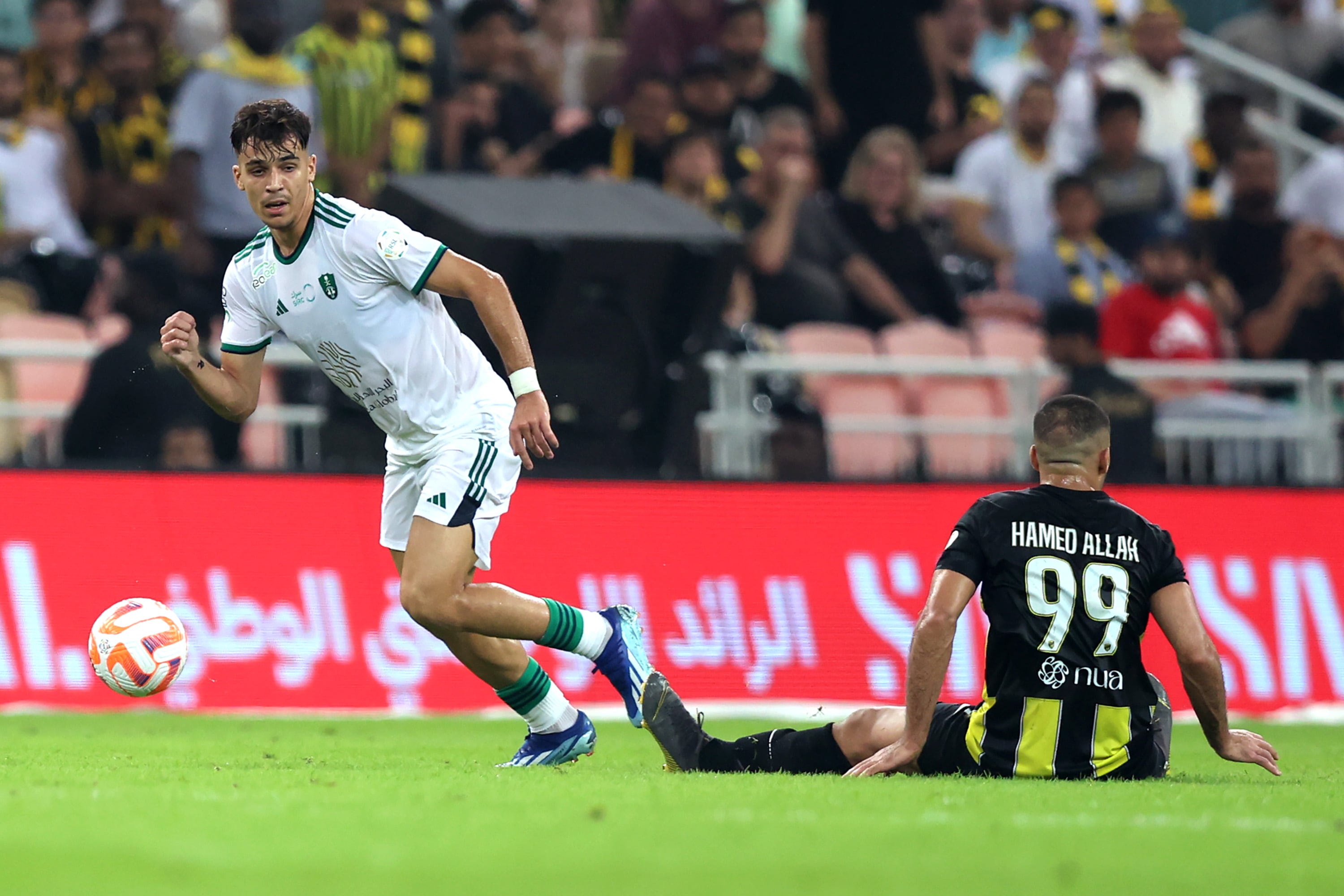 JEDDAH, SAUDI ARABIA - OCTOBER 06: Gabri Veiga of Al-Ahli runs with the ball during the Saudi Pro League match between Al-Ittihad and Al-Ahli at King Abdullah Sports City on October 06, 2023 in Jeddah, Saudi Arabia. (Photo by Yasser Bakhsh/Getty Images)