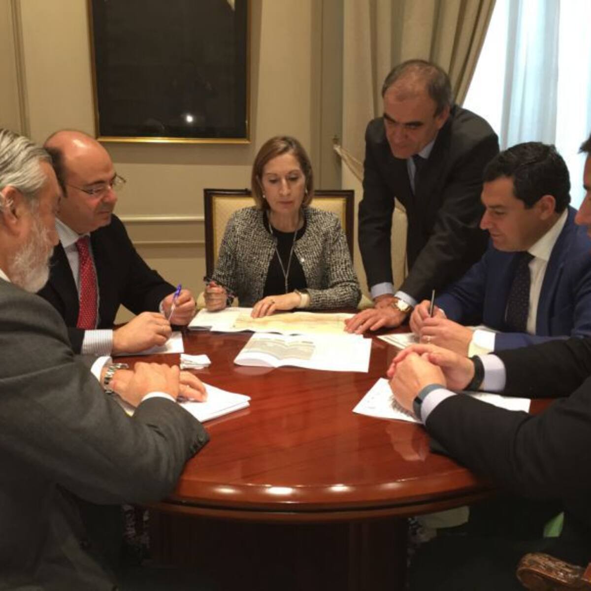 El PP defiende a Fomento en el sainete del AVE