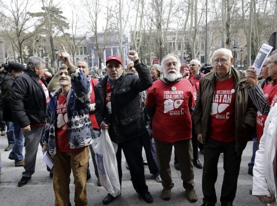 GRA123. MADRID, 20/02/2015.- Manifestantes en el exterior del Ministerio de Sanidad, donde hoy se han reunido las sociedades científicas y las asociaciones de pacientes con representantes del Ministerio para conocer el contenido del Plan Estratégico Nacio