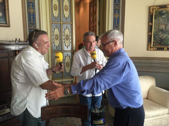 FOTOGALERIA | Arturo Blay y Amadeo Salvador recibidos por el alcalde Joan Ribó en su despacho, retrasmitiendo toda la visita en directo.