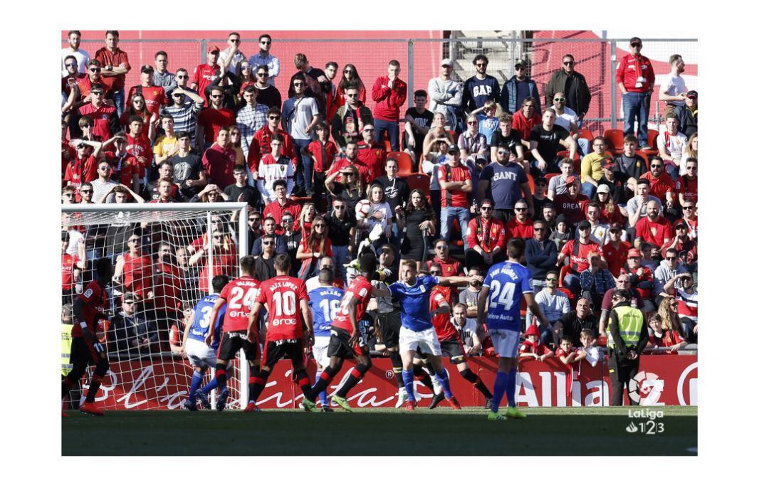 Varios jugadores del Oviedo y el Mallorca disputan un balón.