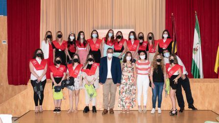 Foto de familia con alumnas y profesores y profesoras del Ciclo Formativo de Atención a Personas en situación de Dependencia