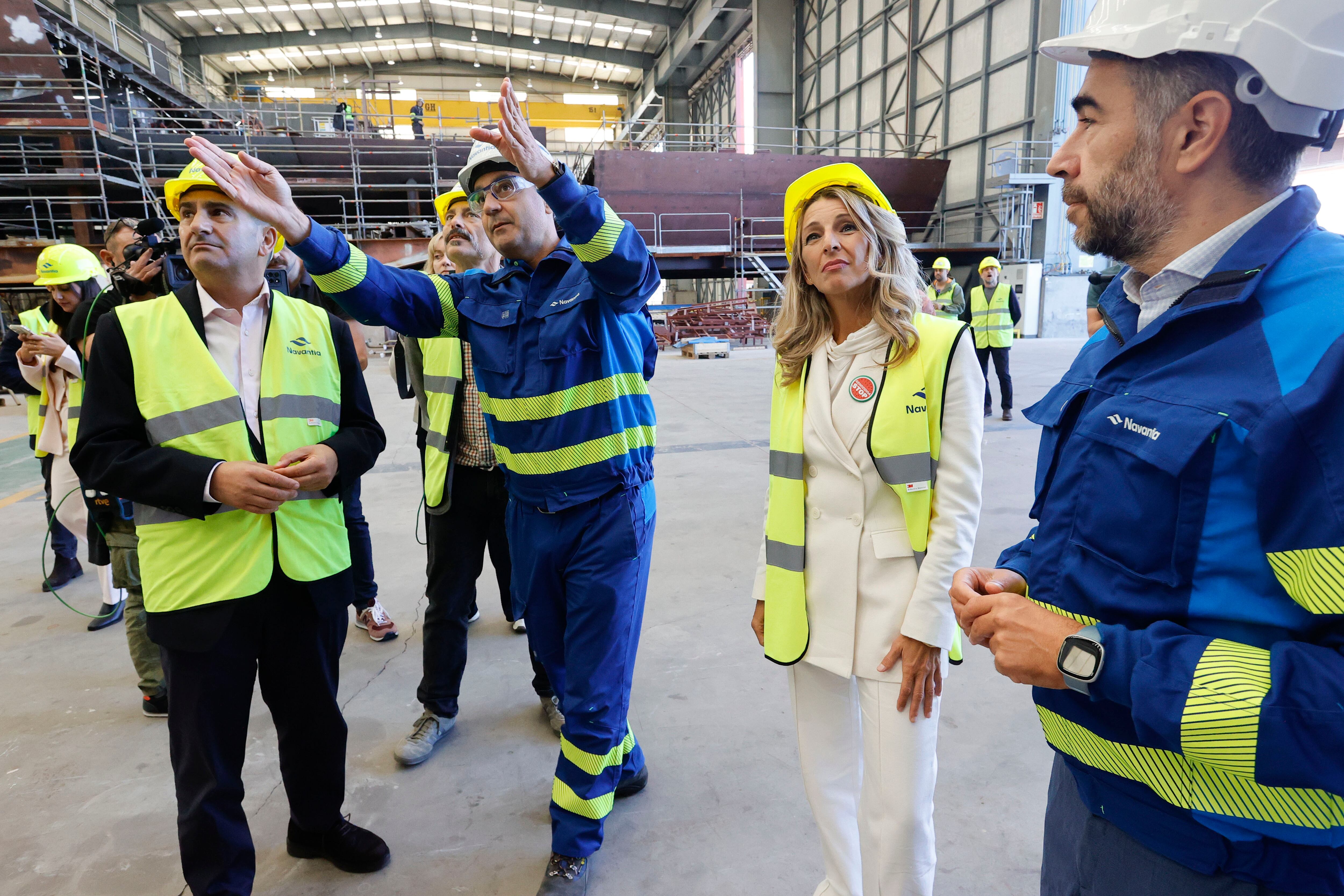 La vicepresidenta segunda del Gobierno y ministra de Trabajo, Yolanda Díaz, junto al delegado del Gobierno en Galicia, Pedro Blanco, este jueves en el astillero de Navantia Ferrol (foto: Kiko Delgado / EFE)