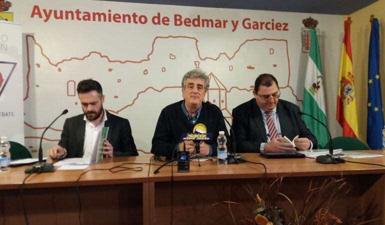 Momento de lapresentación del debate, por Fernando Viedma, acompañado de Felipe Sicilia (Dcha) y Javeri Calvente (izqda)