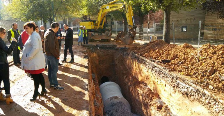 Detalle de las obras en la calle Valdepeñas de Puertollano