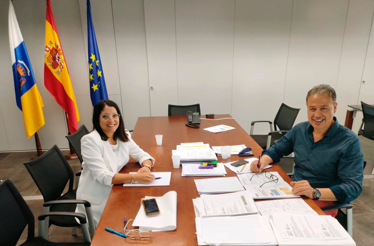 Karina Centeno junto al director del Instituto Canario de la Vivienda, Antonio Jesús Ortega.