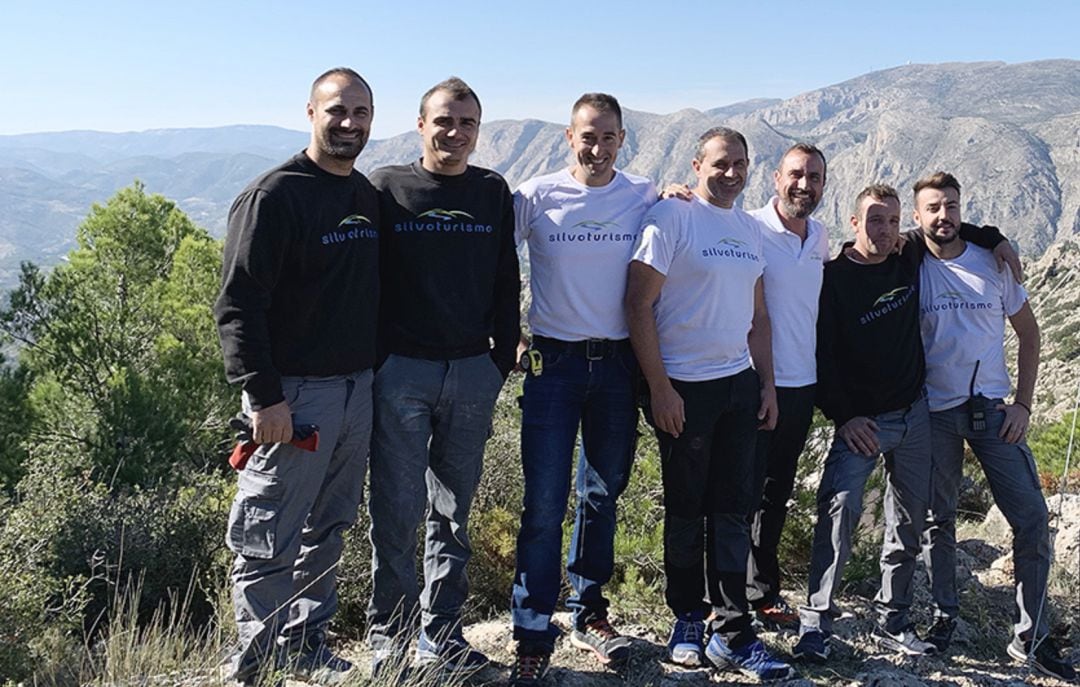 Miembros de la empresa Silvoturismo Mediterráneo en el Puig Campana