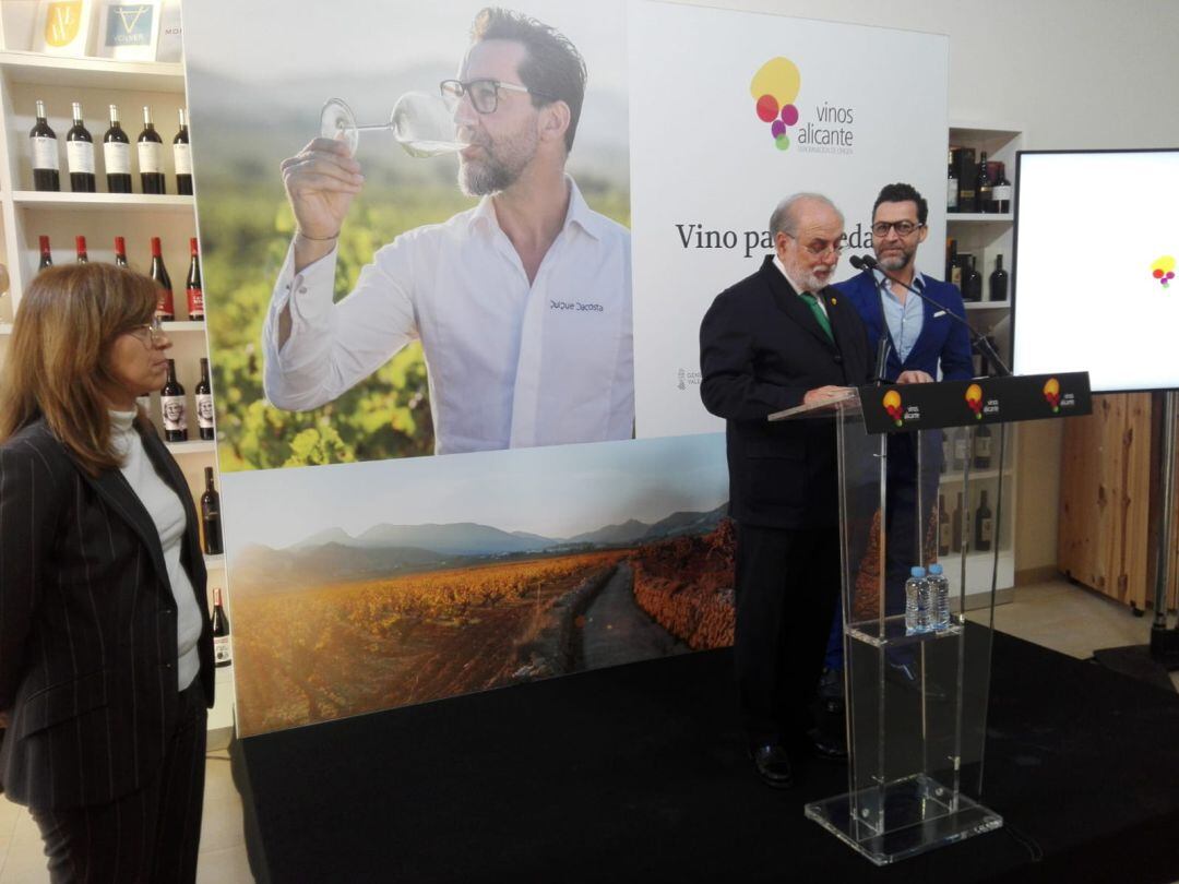 El cocinero Quique Dacosta es la imagen de la Promoción de Vinos de la Denominación de Origen de Alicante.