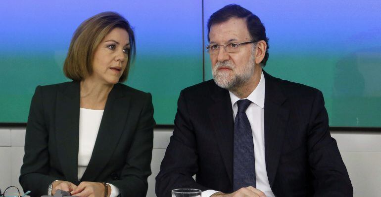 El presidente del Gobierno, Mariano Rajoy, junto a la secretaria general del PP, María Dolores de Cospedal.