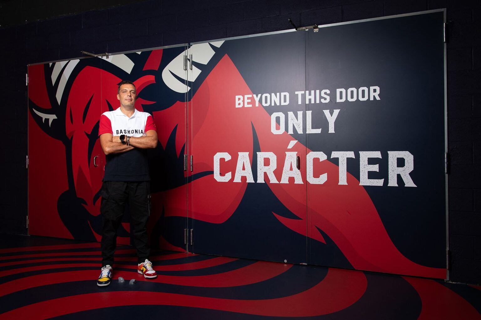 Paolo Galbiati, en la puerta de acceso a la pista del Buesa Arena.