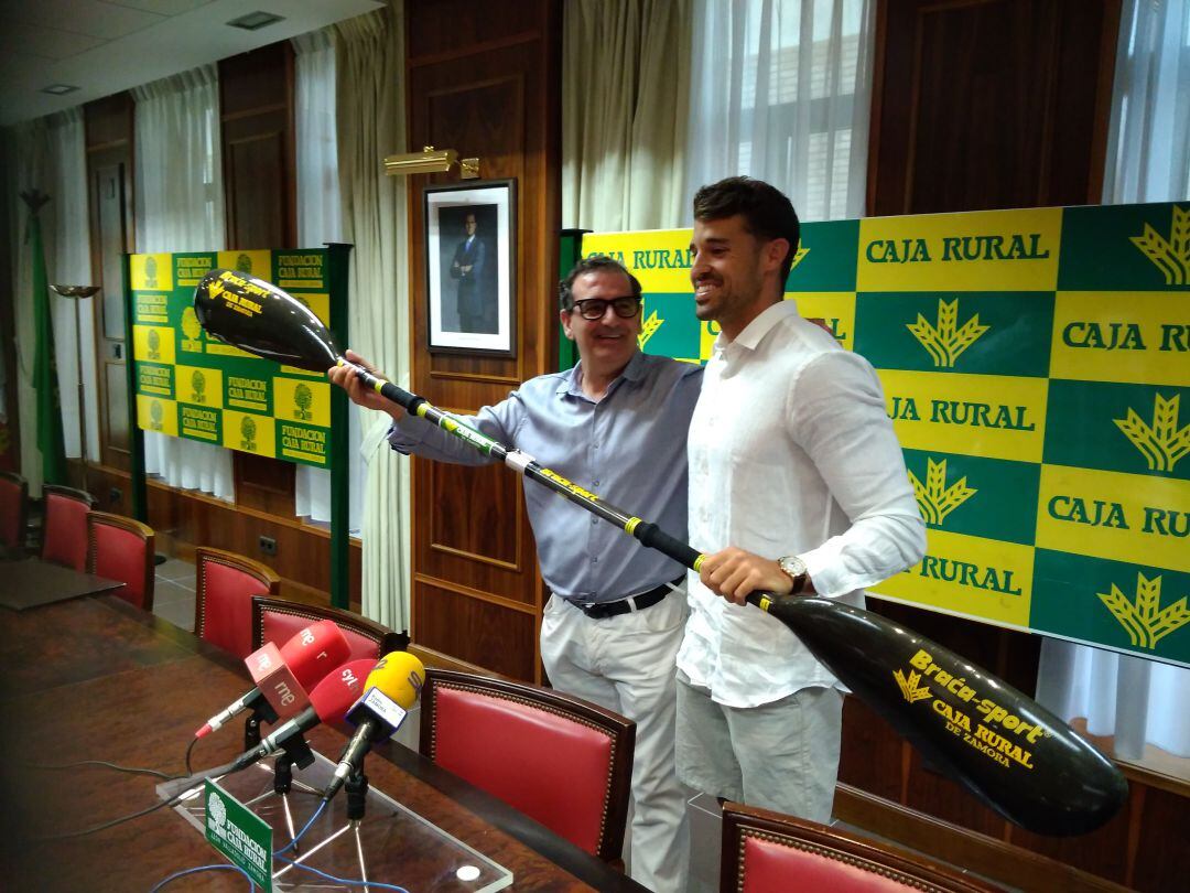 Carlos Garrote junto al Director de Comunicación de Caja Rural, Narciso Prieto