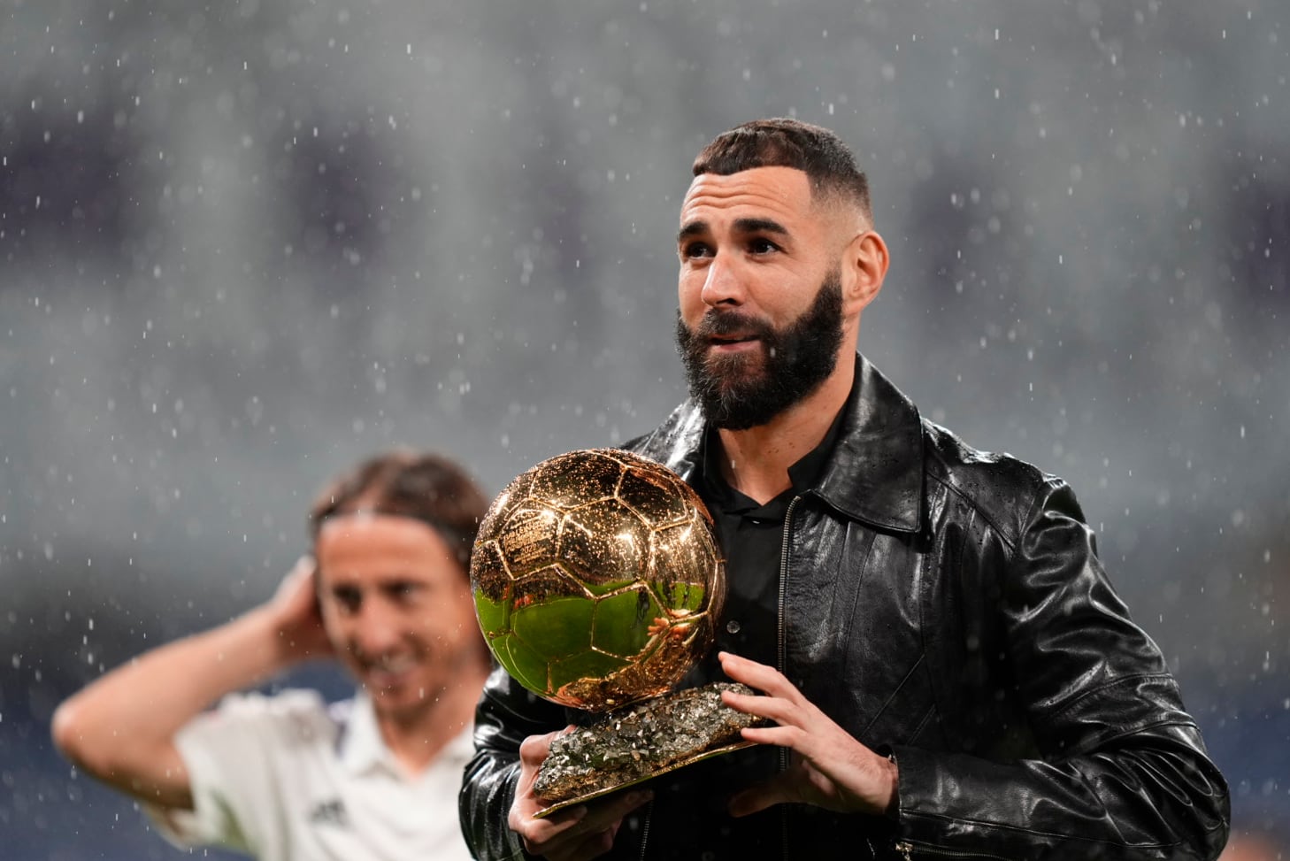 Karim Benzema ofrece el Balón de Oro 2022 al Santiago Bernabéu