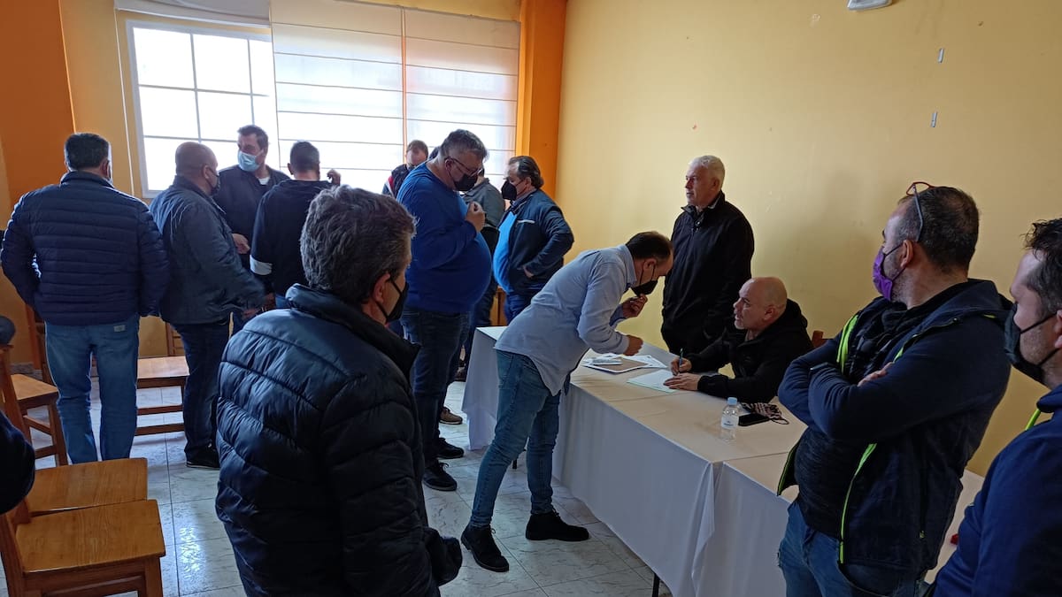 La asamblea de la Agrupación de Transportistas vota mayoritariamente seguir con el paro