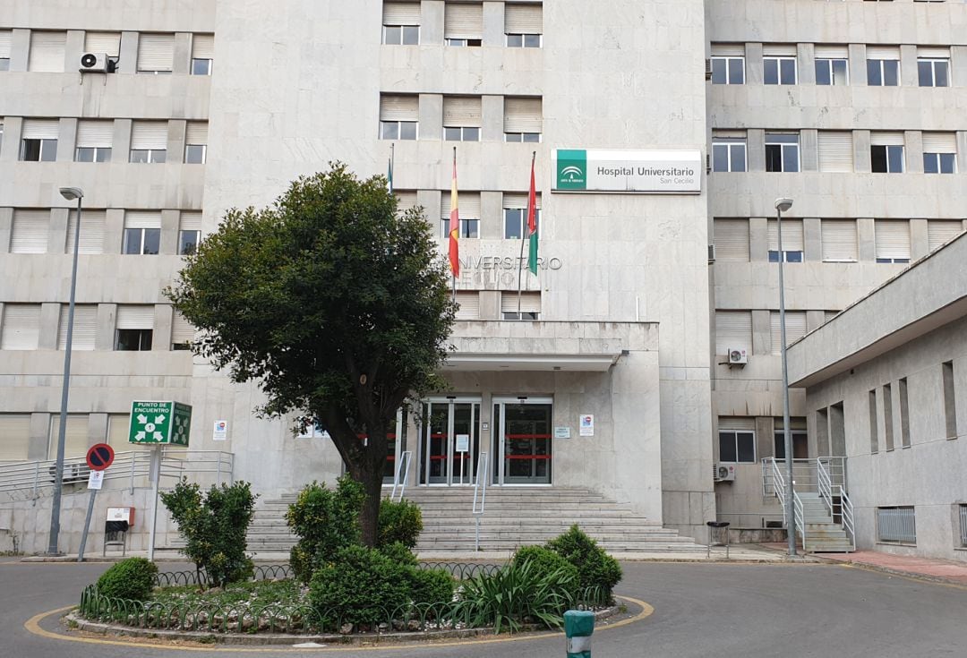 Tranquilidad en el exterior del viejo hospital San Cecilio, reabierto en Granada para acoger a pacientes con la covid-19