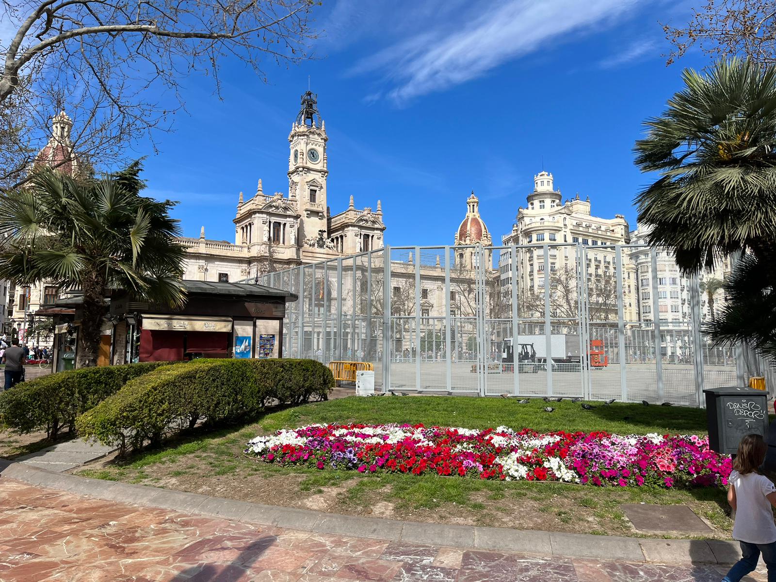 Imagen de la plaza del Ayuntamiento de València, este domingo, con las vallas que delimitan la mascletà todavía instaladas.