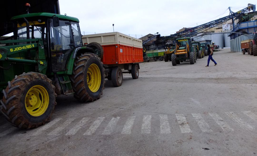 Varios tractores esperando en una cooperativa.