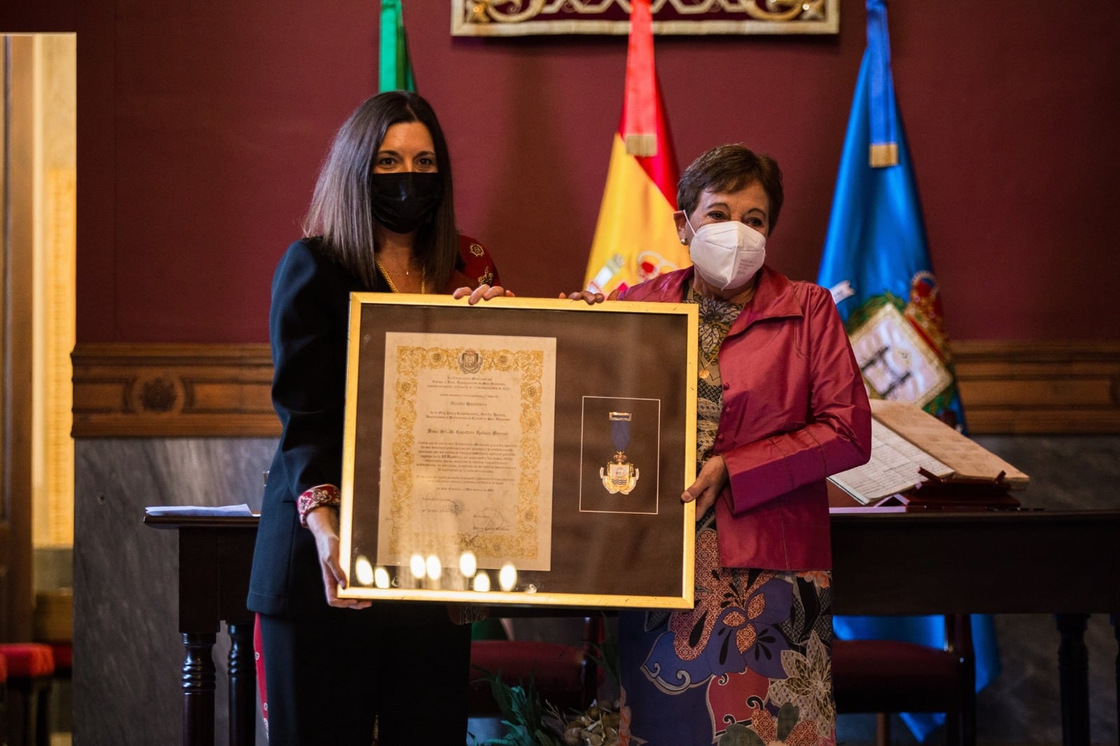 Ángeles Fernández Roldán, junto a la alcaldesa de San Fernando, en un homenaje a su abuelo