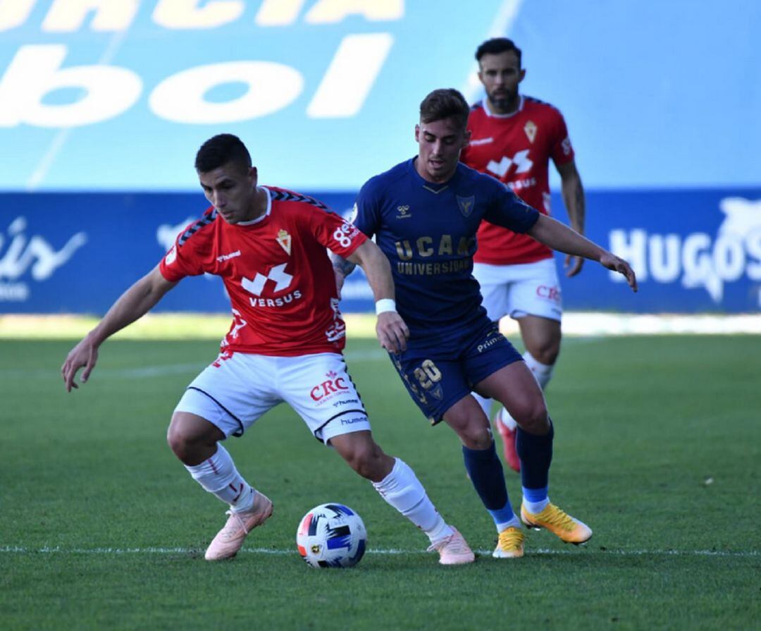 Carrillo pugna el balón con Alberto Fernández