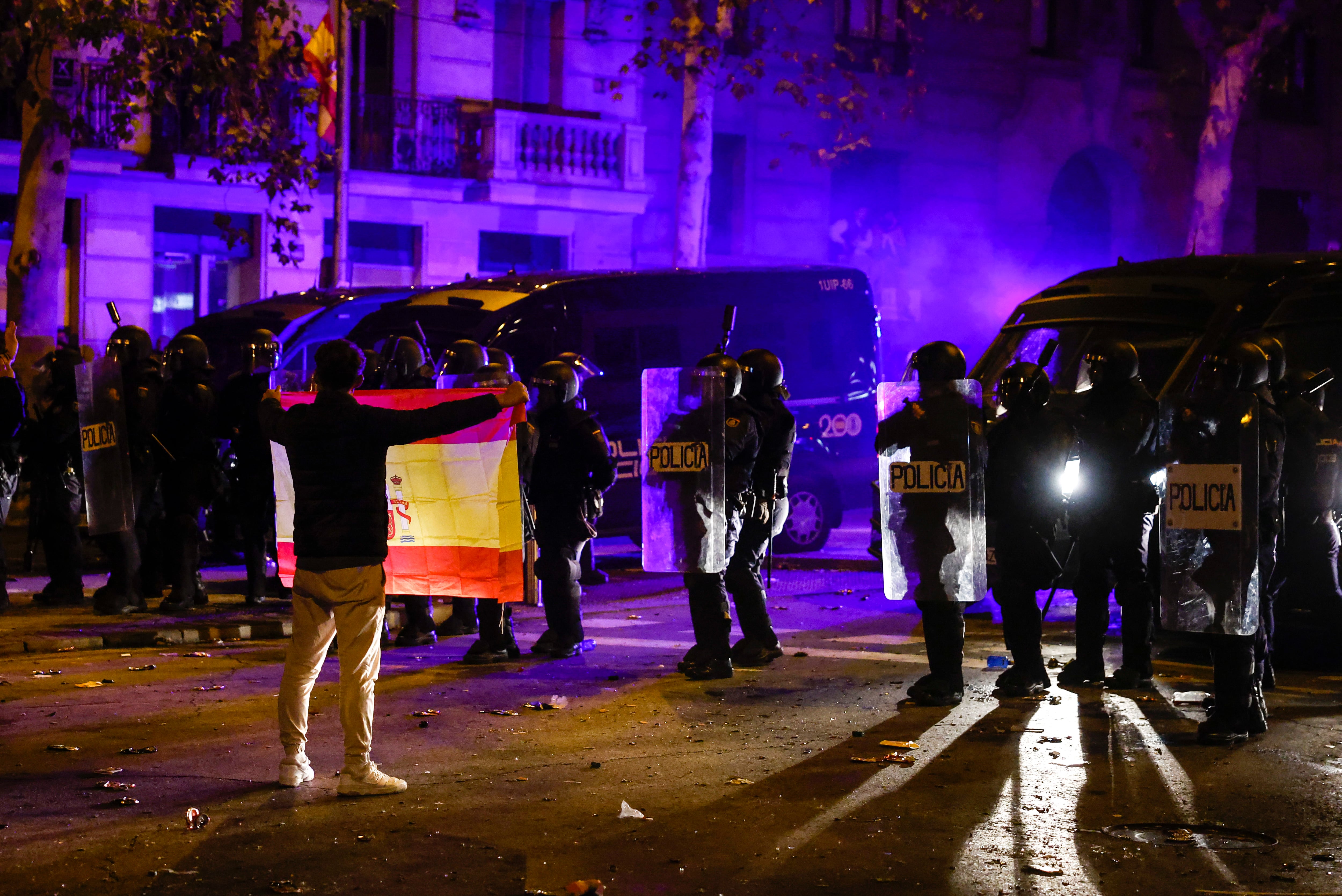 Altercados tras la manifestación convocada contra la amnistía, este martes frente a la sede del PSOE en Ferraz, en Madrid.