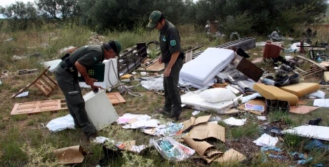 Els Agents Rurals aixecant una acta després de descobrir un abocament incontrolat a l'Alt Empordà en una imatge d'arxiu