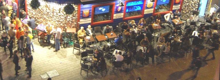 Imagen de la calle Concepción una noche durante un fin de semana.