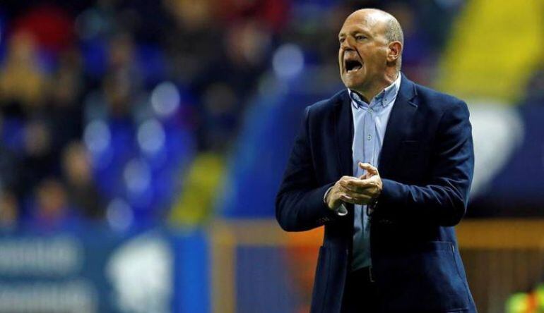 Pepe Mel da órdenes a sus jugadores en Riazor