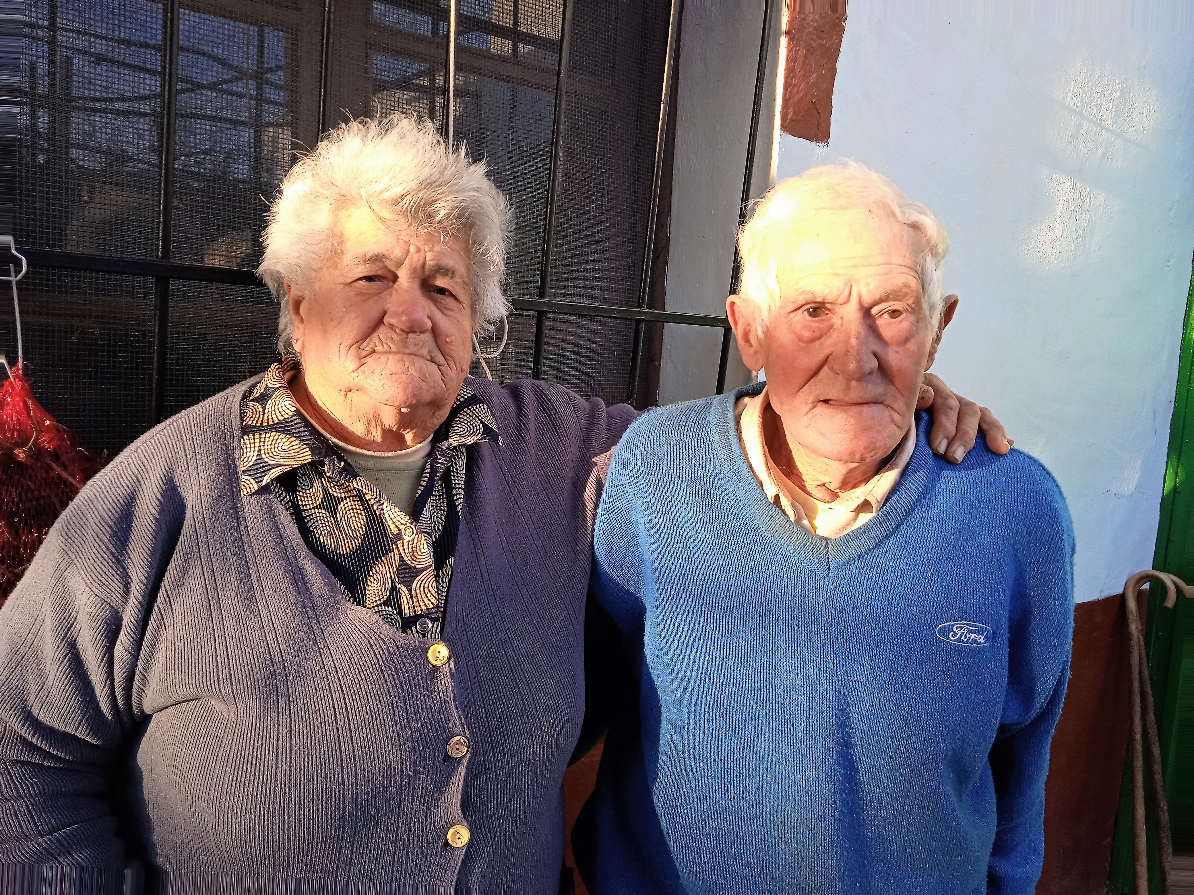 Año 2022.  Maruja &quot;La Moña&quot; y Juan &quot;El Torcío&quot; en su casa de Los Rincones, en las Torres de Nicolás Pérez. 56 años de matrimonio en los que Maruja &quot;solo le ha tenido celos al tractor&quot;.