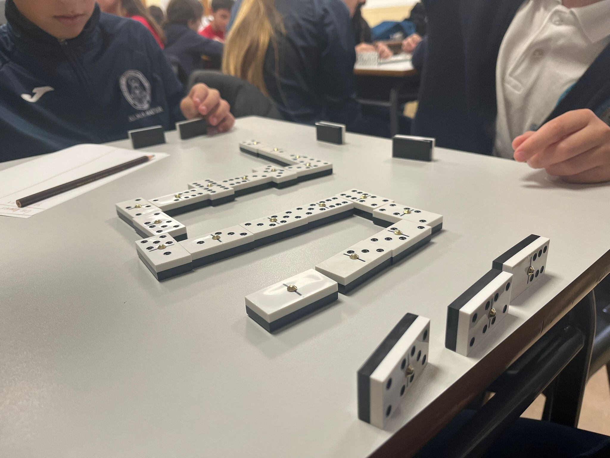 El dominó se reinventa como deporte escolar en Cartagena