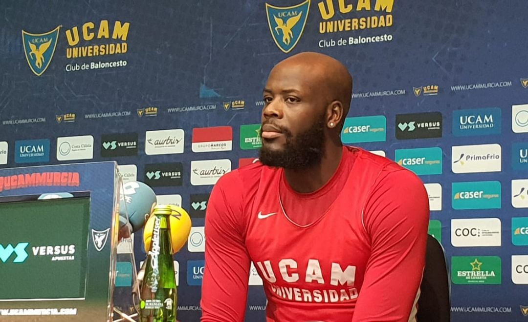 Delroy James en rueda de prensa