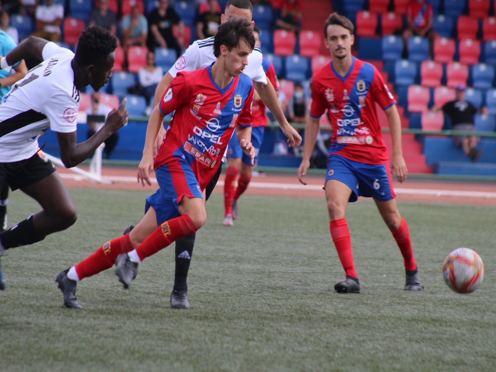 El equipo rojillo conduciendo el balón en la Ciudad Deportiva.