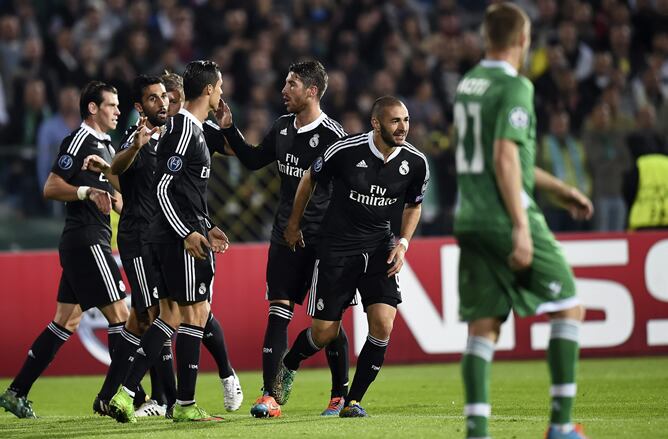 El Real Madrid celebra en Bulgaria el segundo gol del partido, que marcó Benzema