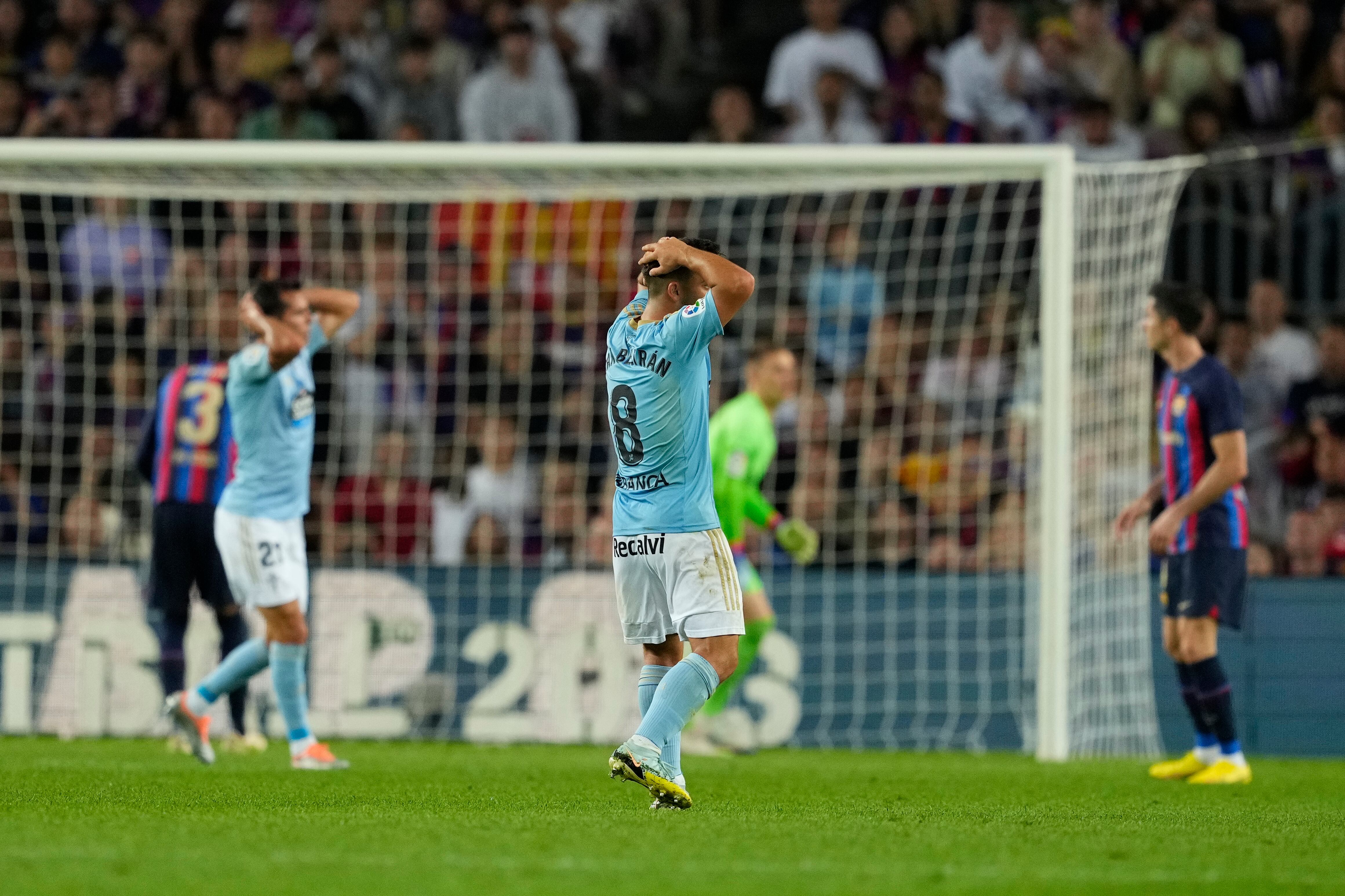 BARCELONA, 09/10/2022.- El centrocampista del Celta, Alejandro García (c), se lamenta durante el partido de la jornada 8 de Liga en Primera División que FC Barcelona y Celta de Vigo disputan hoy domingo en el Camp Nou, en Barcelona. EFE/Siu Wu
